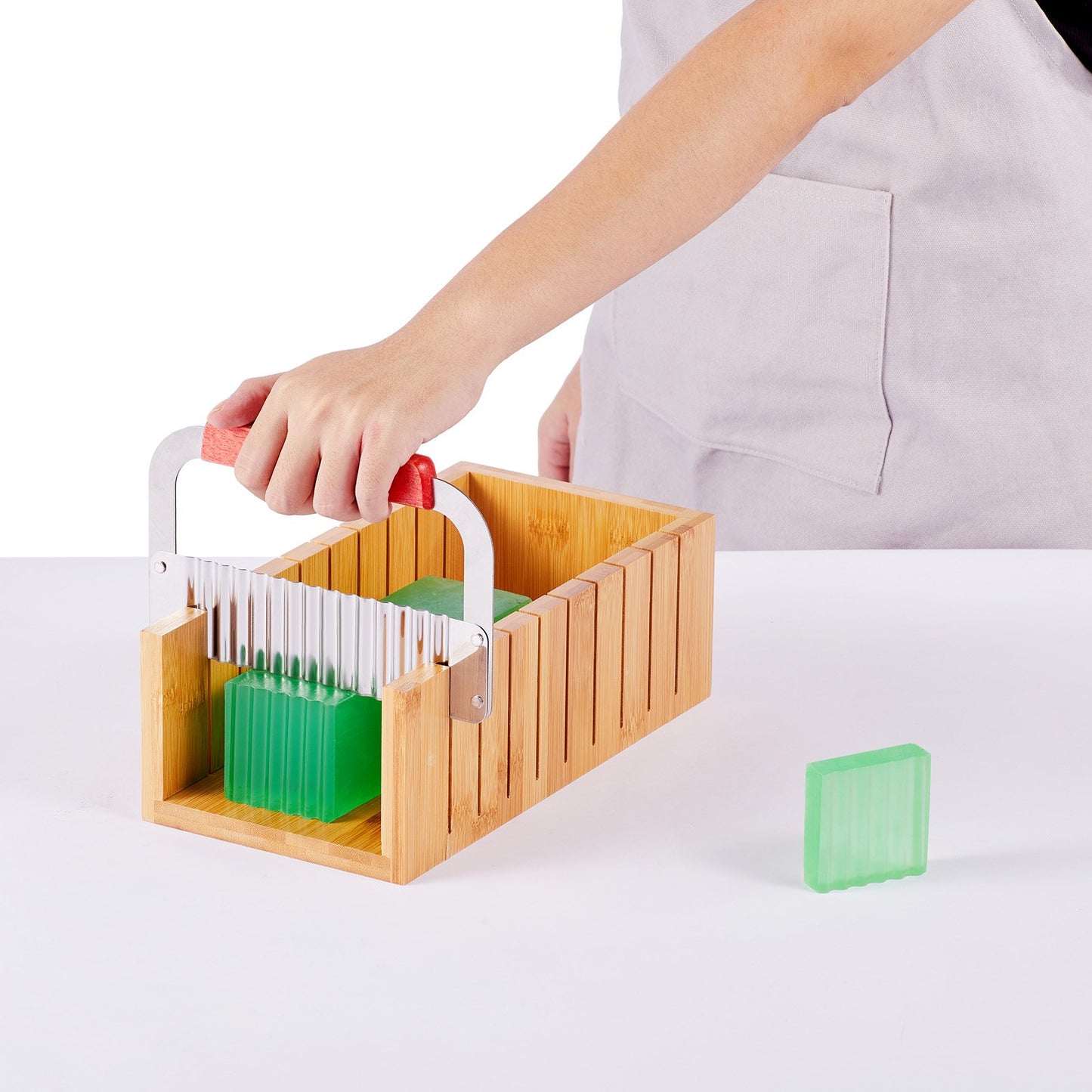 Tvåltillverkningssats, bambuskärlåda och innerlåda med silikonform, rakkutter i rostfritt stål och vågig skärare, 100 påsar och 105 klistermärken, tvåltillverkningsmaterial Gör-det-själv-kit för vuxna