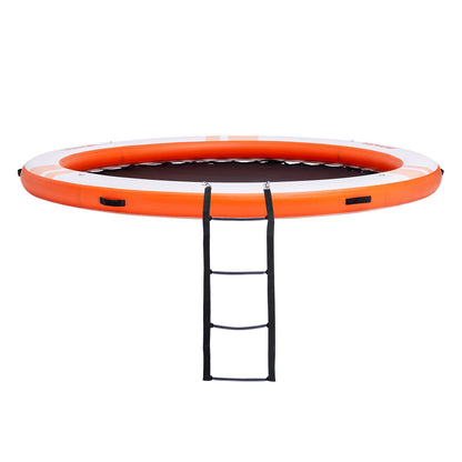 Uppblåsbar flytbrygga, ø10FT Uppblåsbar hamnplattform med ø8FT trampolinnätpool, halkfri flytande plattform Vattenmatta med bärbar väska och avtagbar stege för avkoppling vid poolen