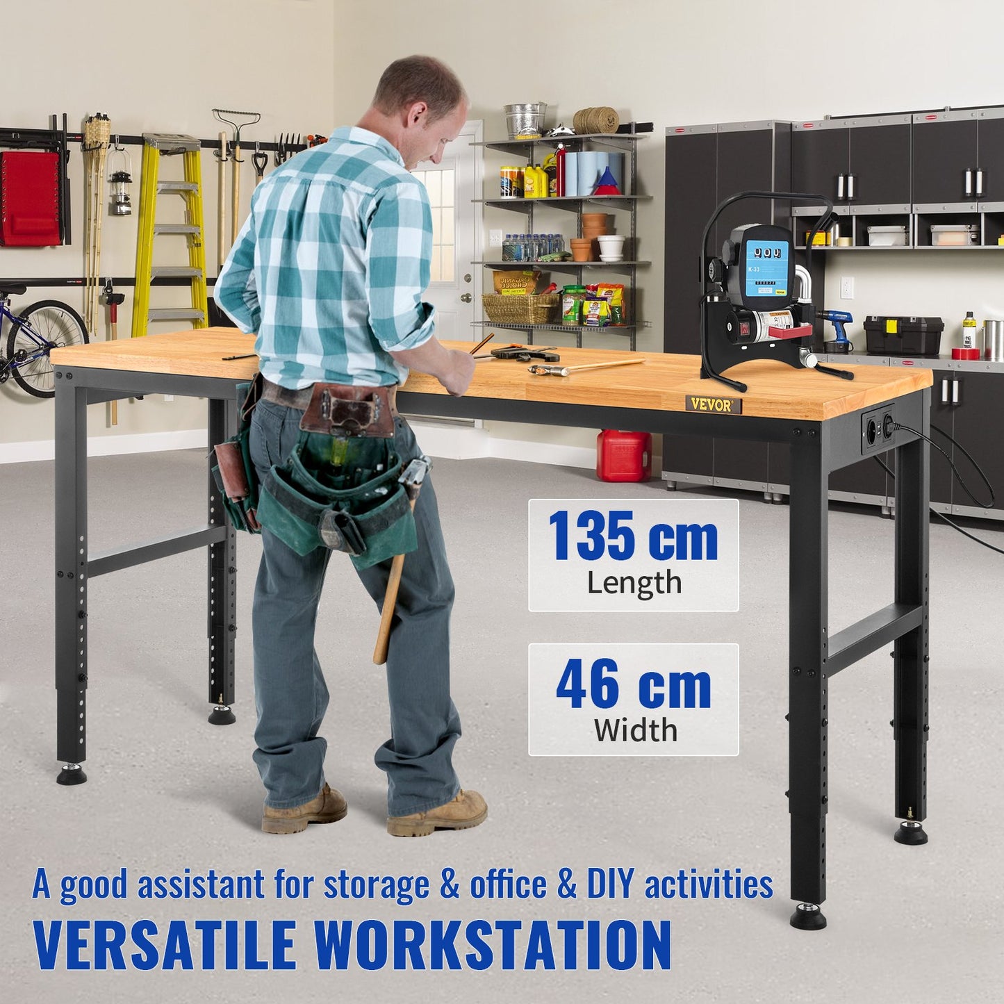 Werkbank, höhenverstellbar, 135 cm B x 46 cm T x 97 cm H. Garagentisch mit 72 – 97 cm Höhe und 900 kg Tragkraft, mit Steckdose und Hartholzplatte und Metallrahmen und Fußpolstern, für Büro und Zuhause